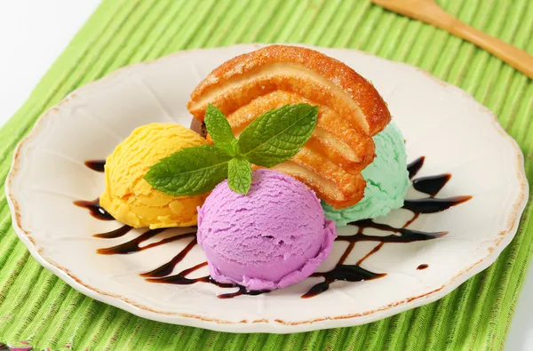 Puf böreği bisküvi ile dondurma — Stok fotoğraf