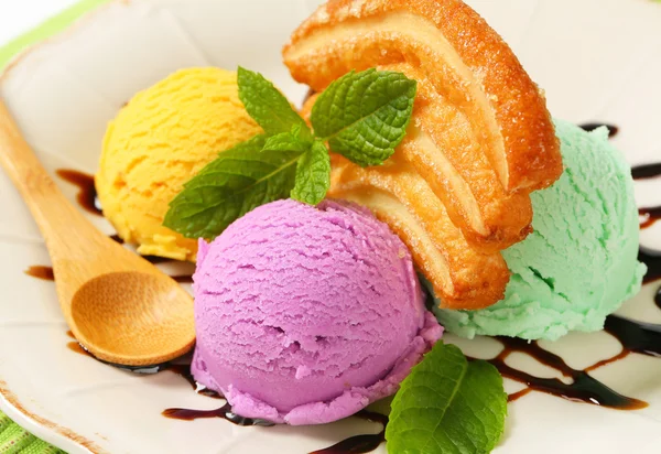 Ice cream with puff pastry biscuit — Stock Photo, Image
