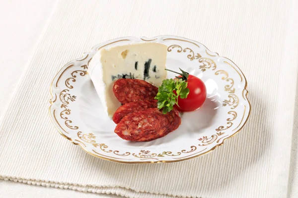 Blauwe kaas en pikante worst — Stockfoto