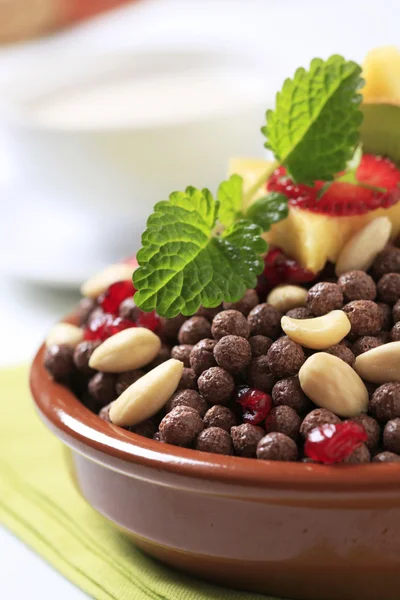 Çikolata puffs badem ve kurutulmuş cranberries — Stok fotoğraf