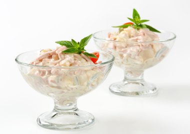 hamburger ve patates salatası