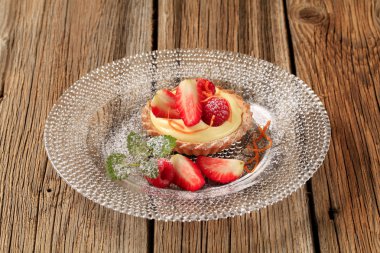 meyve ile tepesinde kremalı tart