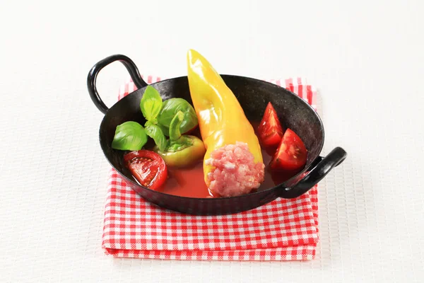 Fleisch gefüllte gelbe Paprika — Stockfoto