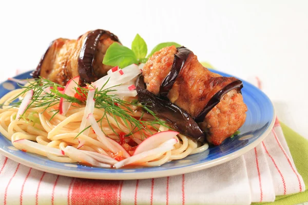 Bakłażana zawijane klopsiki z spaghetti — Zdjęcie stockowe