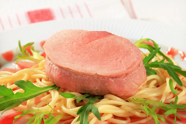 Varkensfilet met spaghetti — Stockfoto