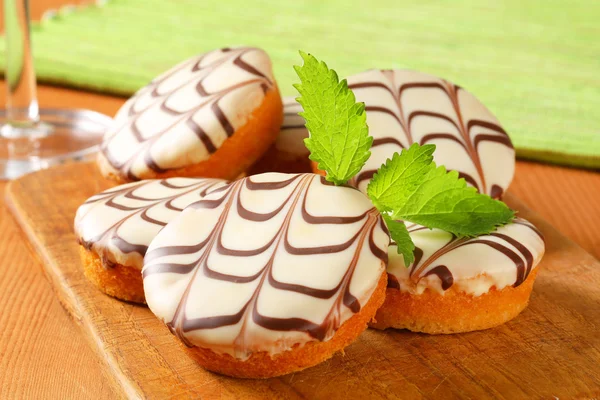 Chocolate-glazed mini cakes — Stock Photo, Image