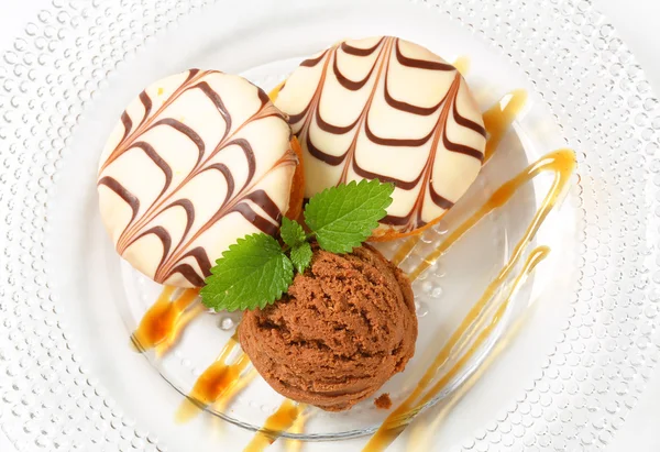 Mini cakes with chocolate ice cream — Stock Photo, Image