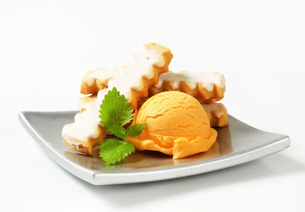 生気のないクッキーとアイスクリーム — ストック写真