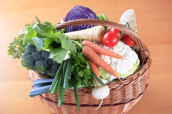 Čerstvá zelenina v košíku — Stock fotografie