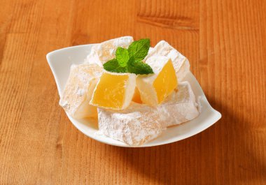 mastik aromalı jöle küpleri (Yunan Türk lokumu)