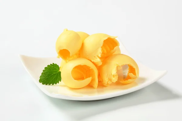 Cachos de manteiga na placa — Fotografia de Stock