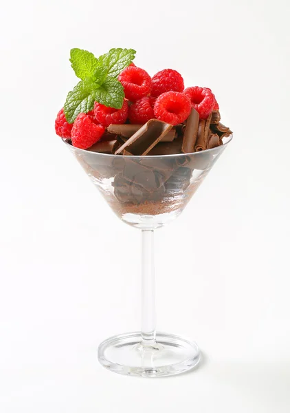 신선한 나무 딸기와 초콜릿 곱슬 — 스톡 사진