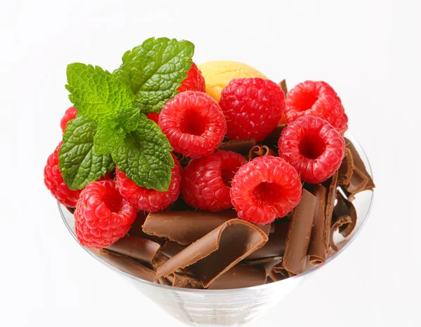 Chocolate curls with fresh raspberries — Stock Photo, Image