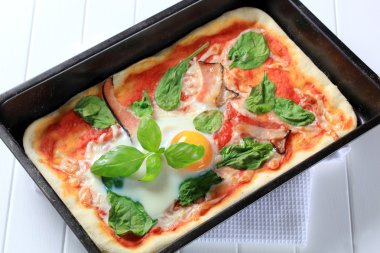 pastırma ve yumurta pizza