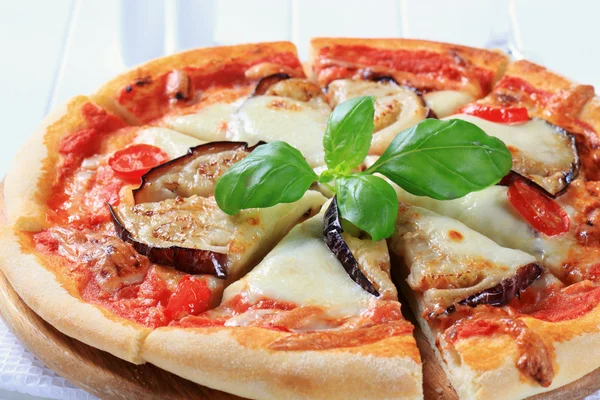 Eggplant and cheese pizza — Stock Photo, Image