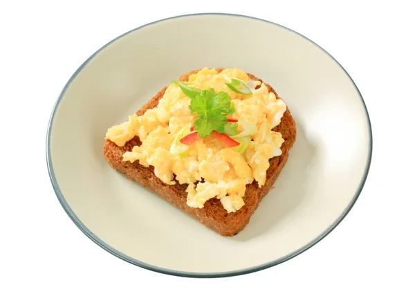 Huevos revueltos sobre pan frito —  Fotos de Stock