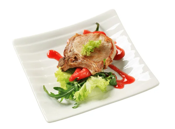 Schweinebraten und Salatgemüse — Stockfoto