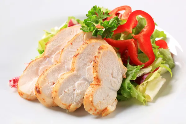 Chicken breast with green salad — Stock Photo, Image