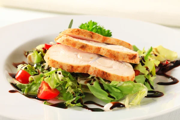 Hühnerbrust mit grünem Salat — Stockfoto