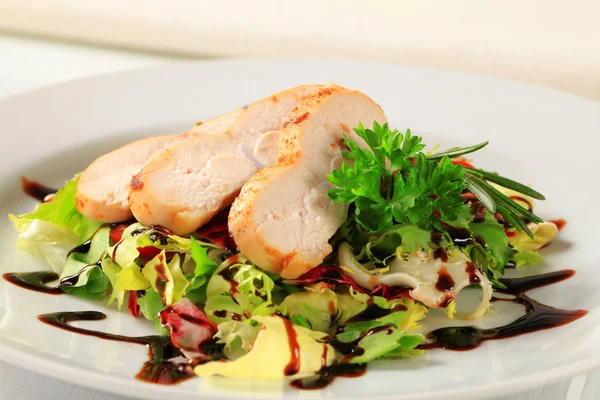 Chicken breast with green salad — Stock Photo, Image