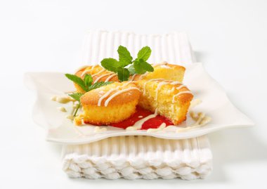 puding frambuaz sos ile cupcakes doldurdu