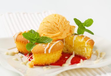 dondurma ile cupcakes dolu puding