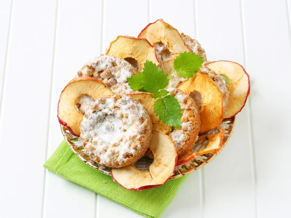 Apple crumble cookies with apple chips — Stock Photo, Image