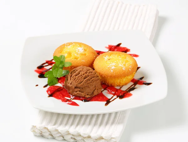 Krémem plněné muffiny se zmrzlinou — Stock fotografie