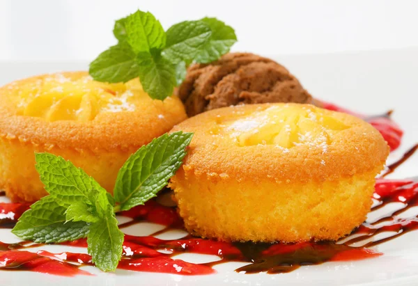 Muffin ripieni di crema pasticcera con gelato — Foto Stock