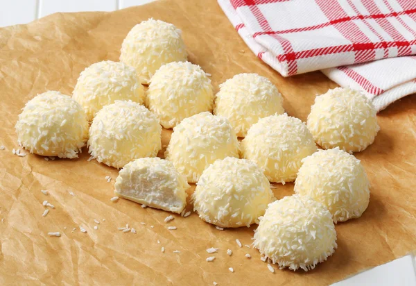 Cioccolato bianco e tartufi di cocco — Foto Stock