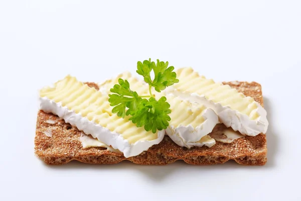 Knäckebröd med ost — Stockfoto