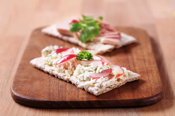 Crispbread with blue cheese and pate — Stock Photo, Image