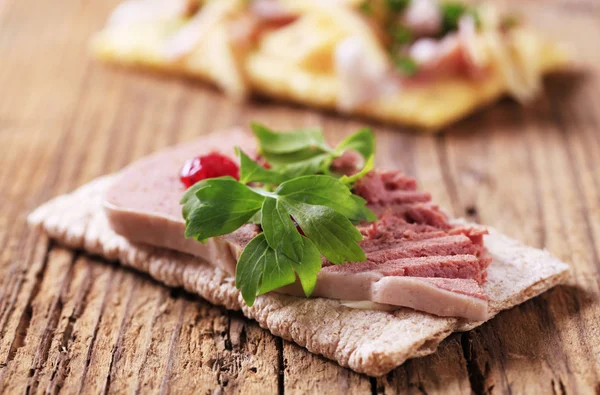 Knäckebröd en lever pate — Stockfoto