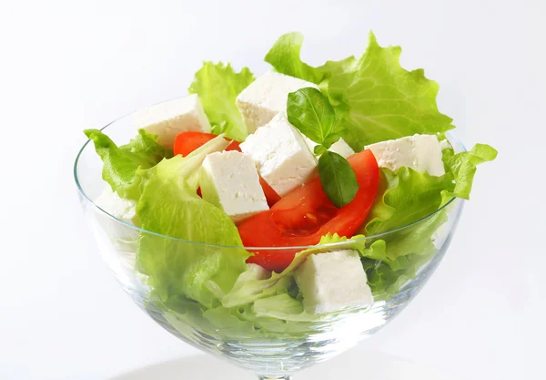 Tärnad fetaost med färska grönsaker — Stockfoto