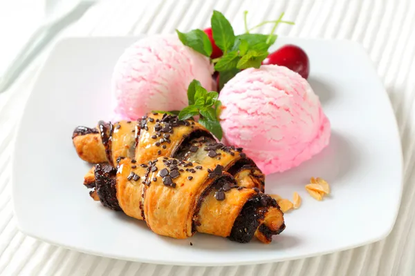Chocolate crescent rolls with ice cream — Stock Photo, Image