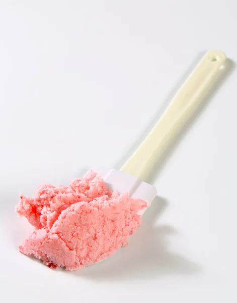 Înghețată de căpșuni pe spatula de bucătărie — Fotografie, imagine de stoc