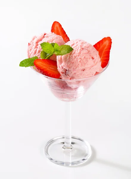 Strawberry ice cream — Stock Photo, Image