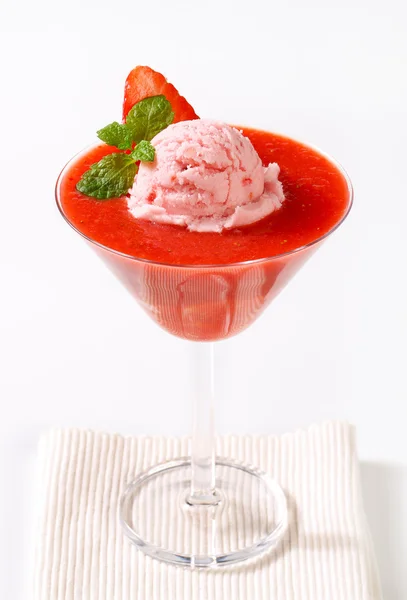 Ice cream with strawberry puree — Stock Photo, Image