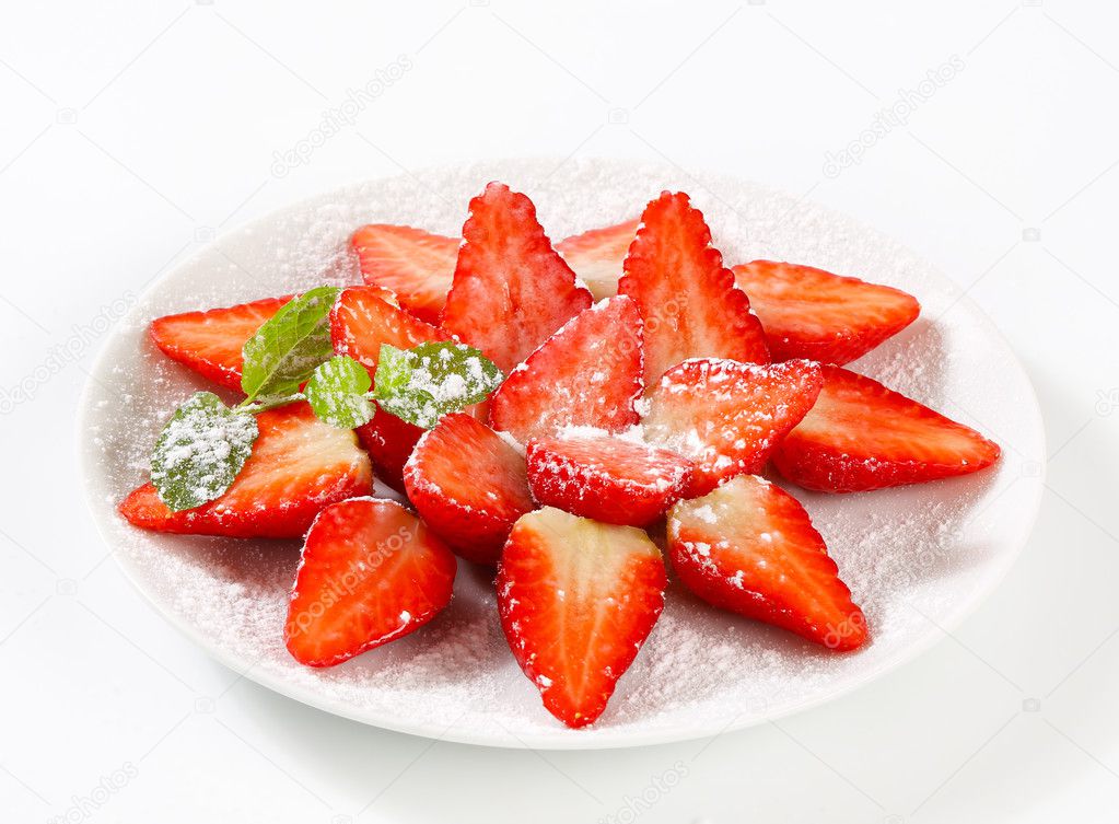 一半的草莓撒糖– 图库图片