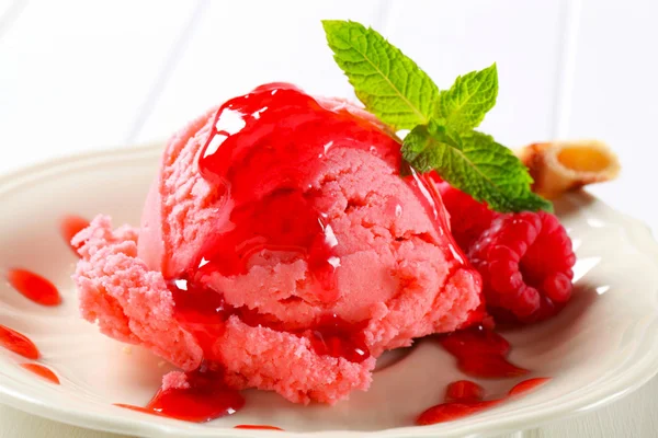 Raspberry ice cream with sweet syrup — Stock Photo, Image