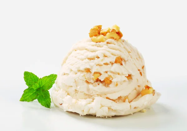 Walnut ice cream — Stock Photo, Image