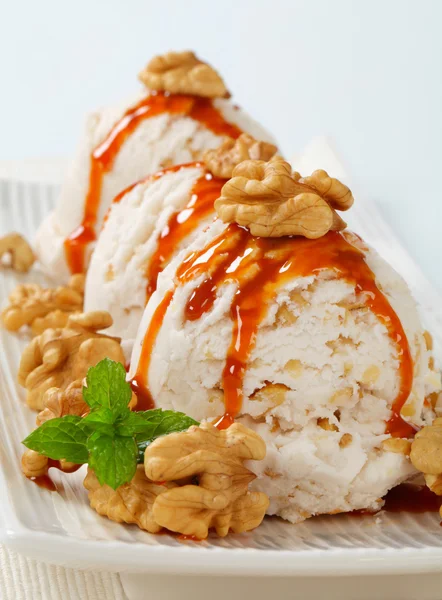 Walnoot ijs met karamel saus — Stockfoto