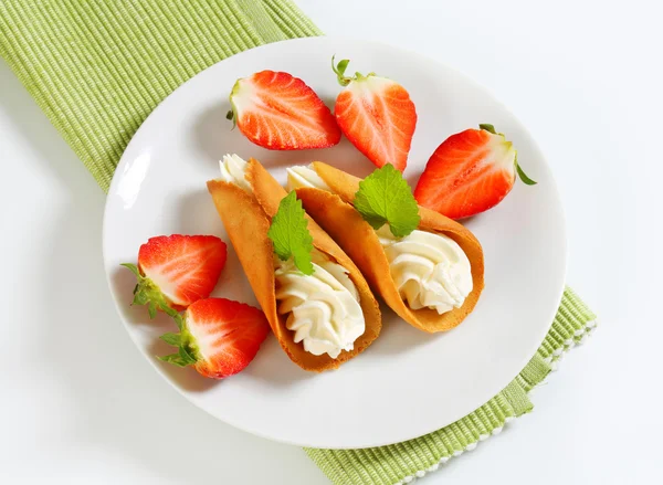 Cone-shaped gingerbread cookies with whipped cream and strawberries — Stock Photo, Image