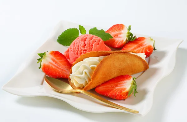 Cream-filled gingerbread cookie with strawberries and ice cream — Stock Photo, Image