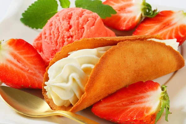 Galleta de jengibre llena de crema con fresas y helado —  Fotos de Stock