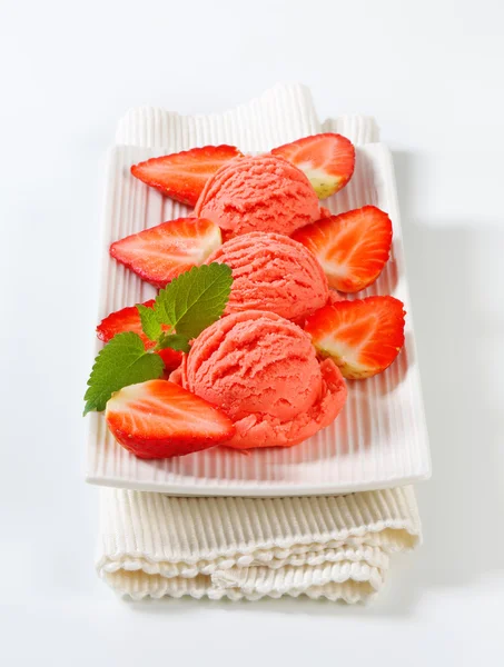 Erdbeerserbet mit frischen Erdbeeren — Stockfoto