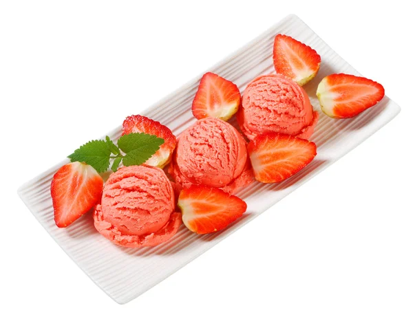 Strawberry sherbet with fresh strawberries — Stock Photo, Image