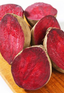 kesme tahtası üzerinde taze beetroots
