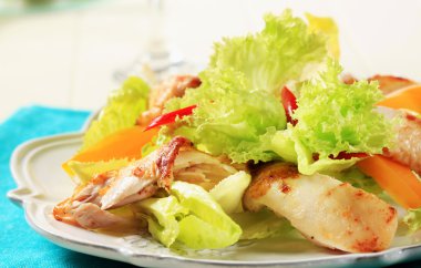 Tavuk salatası