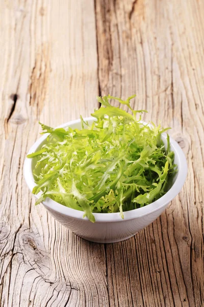 Чаша салатной зелени — стоковое фото